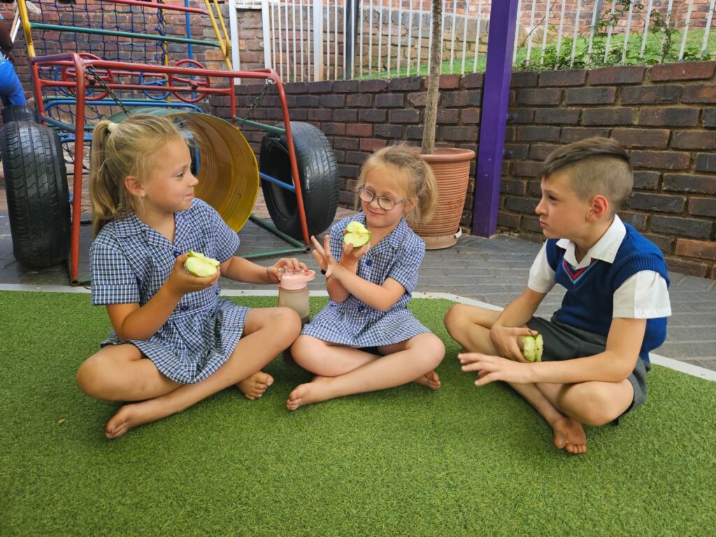 kids eating apples